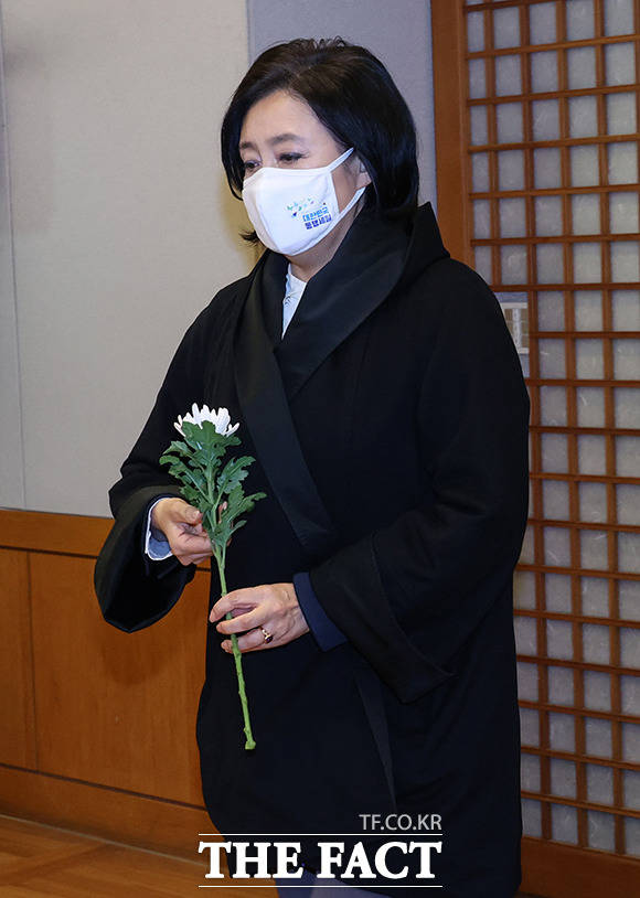 서울시장 보궐선거에 출마한 박영선 더불어민주당 예비후보가 15일 오후 서울 종로구 서울대학교병원 장례식장에 마련된 고 백기완 통일문제연구소장 빈소를 찾아 조문하고 있다. /이동률 기자