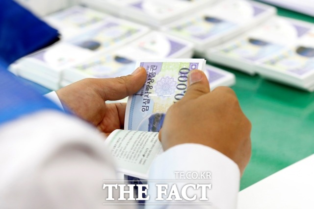 임실군 공무원들이 설 명절을 앞두고 지역상품권을 1억6200만 원 어치 구입, 침체된 지역 상권에 보탬을 주는 단비 역할을 해냈다. /임실군 제공