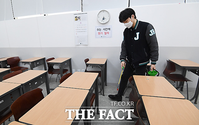 서울 신촌 강북종로학원에서 관계자가 수업이 끝난 강의실에서 방역을 하고 있다.