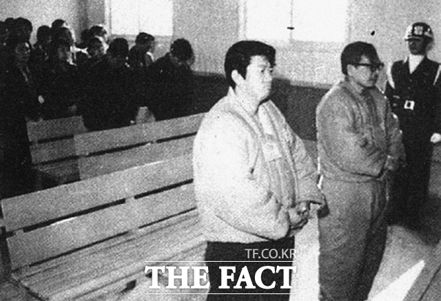 1974년 박정희 정권 아래 긴급조치1호 위반으로 독립군 출신 장준하와 군법재판을 받는 장면.