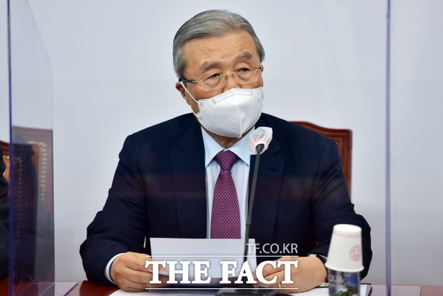 김종인 국민의힘 비상대책위원장은 15일 4.7 서울시장 보궐선거 야권 후보 단일화와 관련해 후보 한 명이 나 혼자 살겠다고 하면 모두 죽는 공존 공멸의 상황임을 인식해야 한다고 강조했다. /국회사진취재단