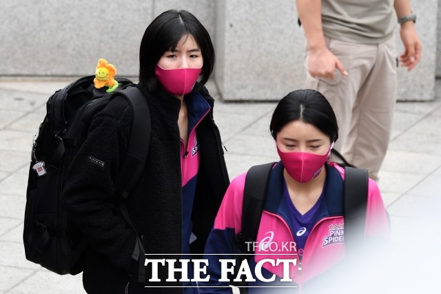 학교폭력 논란에 휩싸인 여자프로배구 이재영(왼쪽)과 이다영 선수. /남용희 기자