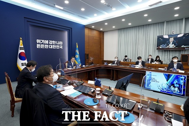 문재인 대통령이 16일 오후 청와대에서 화상으로 국토교통부의 업무보고를 받고 있다. /청와대 제공