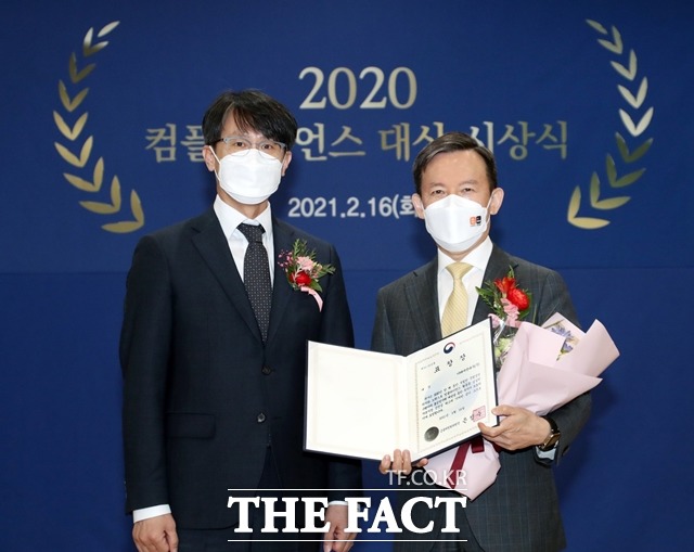 미래에셋대우는 한국거래소 서울 사옥에서 개최한 2020년 컴플라이언스 대상 시상식에서 법인 부문 대상(금융위원장상)을 수상했다고 16일 밝혔다. /미래에셋대우 제공