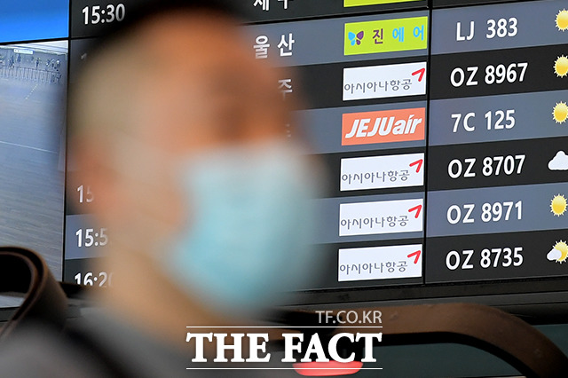 코로나19 여파로 LCC업계가 줄줄이 사상 최대 적자를 기록하고 있다. /더팩트 DB