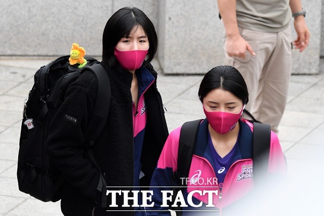 최근 배구계에서는 여자배구 흥국생명의 쌍둥이 자매 이재영(왼쪽)·이다영에 이어 남자배구 OK금융그룹의 송명근·심경섭 등도 학창 시절 학교폭력 사실이 알려져 논란이 되고 있다. /남용희 기자