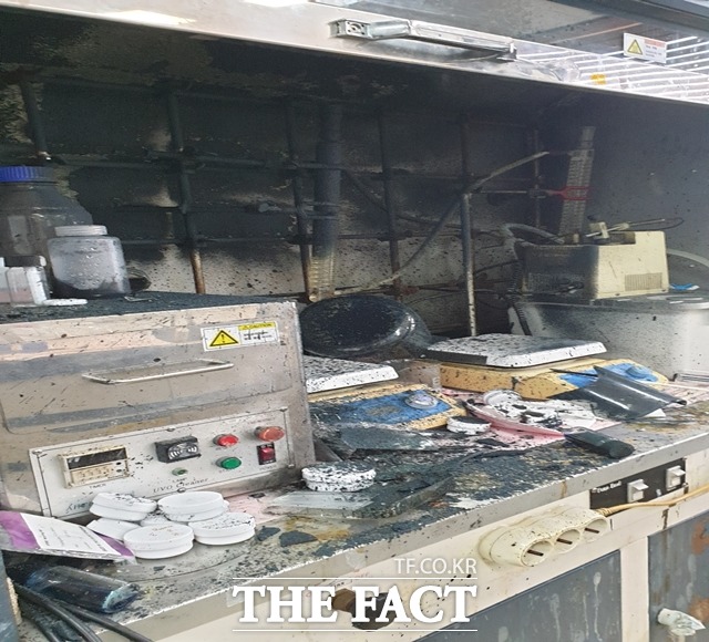 16일 오후 12시20분쯤 한국전기연구원 실험실에서 실험 도중 폭발 사고가 발생해 실험 도구들이 그을리고 흐트러져 있다. /창원소방본부 제공