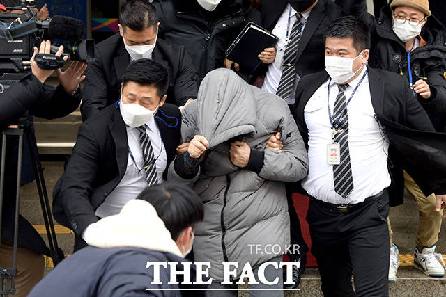 생후 16개월 된 입양아 정인이를 수개월 동안 학대해 숨지게 한 혐의를 받는 양아버지 안모 씨가 지난달 13일 오전 서울 양천구 서울남부지방법원에서 열린 첫 재판을 마치고 법원을 나서고 있다. /이선화 기자