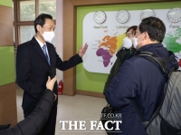  돌봄교사들과 대화하는 우상호 [포토]