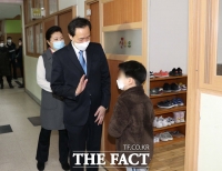  초등생에게 인사하는 우상호 의원 [TF사진관]