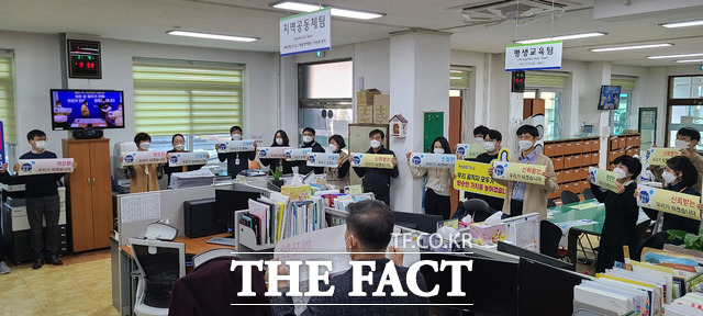 화순군은 군민에게 신뢰받는 청렴화순 실현, 청렴도 향상을 목표로 ‘2021년 청렴화순 추진 계획’을 수립, 시행하고 있다. 사진은 청렴실천 결의 대회 모습./화순군 제공