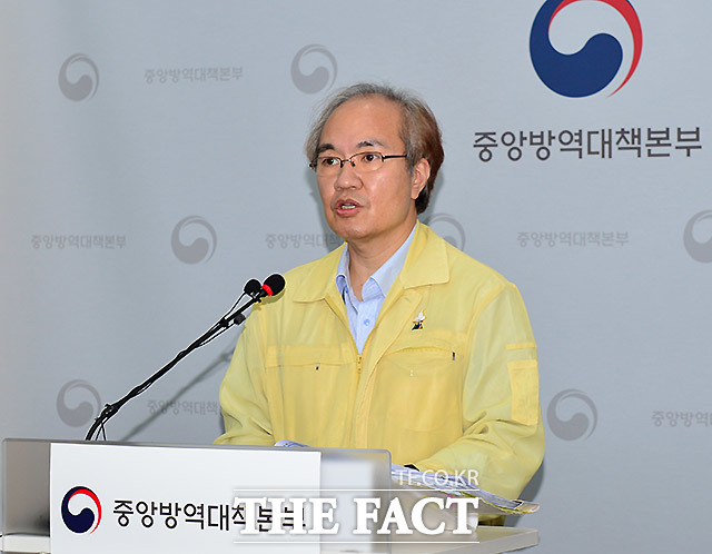 거리두기를 잘 이행하면 신종 코로나바이러스 감염증(코로나19) 집단면역 목표시점인 11월 이전에도 통제가능한 수준으로 안정될 수 있다는 전망을 방역당국이 내놓았다. 사진은 권준욱 중앙방역대책본부 제2부본부장. /질병관리청 제공