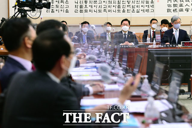고열 사유로 국회 불출석한 이용구 차관 관련해 박범계 장관에게 질의하는 김도읍 의원.