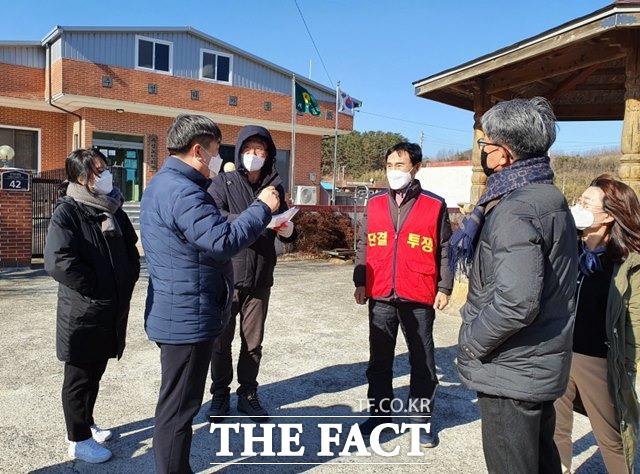 권익위 현장조사위원들이 반대위 주민들로부터 피해사례를 듣고 있다/반대위 제공