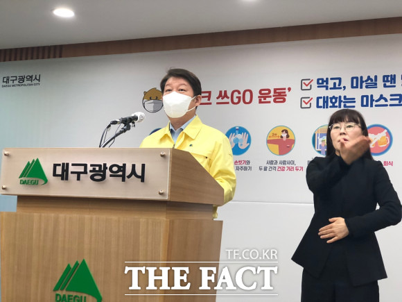 권 시장은 18일 코로나19 대구시 1주년 대시민 담화문 발표에서 한국은 전 세계에서 접종시스템이 가장 발달해 있다면서, 백신 수급만 잘 된다면 접종은 훨씬 빨리 이뤄질 것이라고 예측했다. / 대구= 박성원 기자
