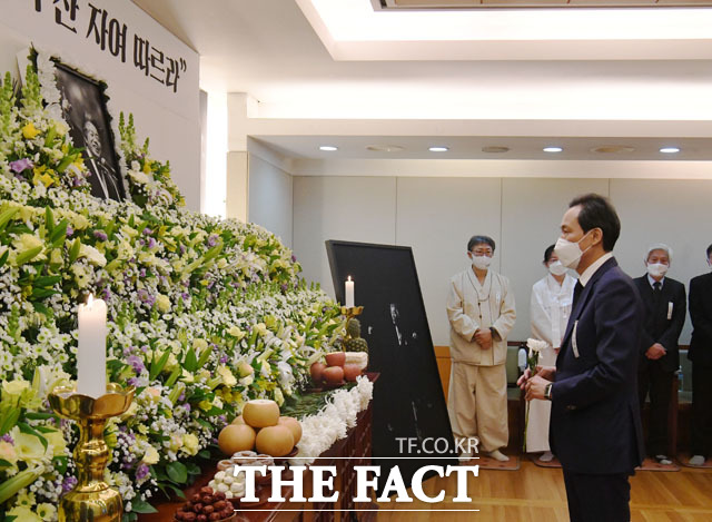더불어민주당 우상호 4.7 서울시장 보궐선거 예비후보가 18일 오후 서울 종로구 서울대병원 장례식장에 마련된 고 백기완 통일문제연구소장 빈소를 찾아 조문하고 있다. /국회사진취재단