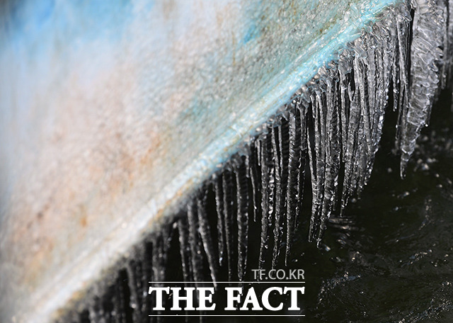 전국적으로 한파가 찾아온 17일 오전 서울 중구 청계천에 고드름이 맺혀있다. /이동률 기자