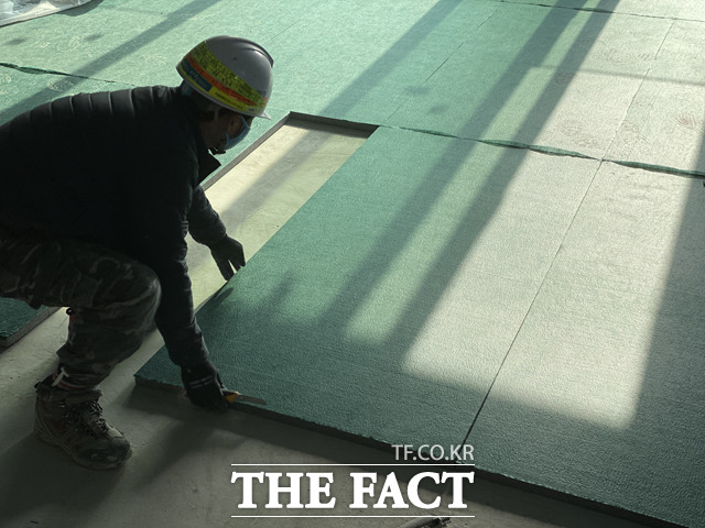 롯데건설이 ﻿층간소음 제로화를 위해 기술연구원 산하에 소음 진동 전문 연구 부서인 소음 진동 솔루션팀을 신설했다. 사진은 지난 2015년 개발한 완충재를 시공하는 모습. /롯데건설 제공
