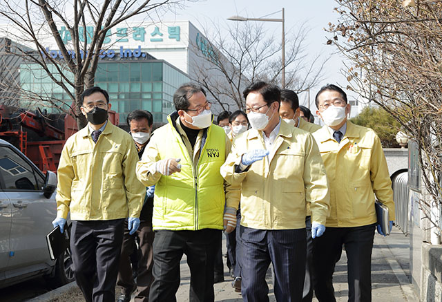 박범계 법무부 장관이 남양주시 진관산업단지를 긴급 방문하여, 관계자로부터 현장 상황을 설명듣고 있다. /법무부 제공