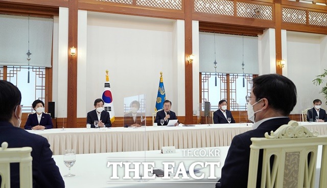 문재인 대통령이 19일 오전 청와대에 더불어민주당 지도부를 초청해 간담회를 진행하고 있다. /청와대 제공