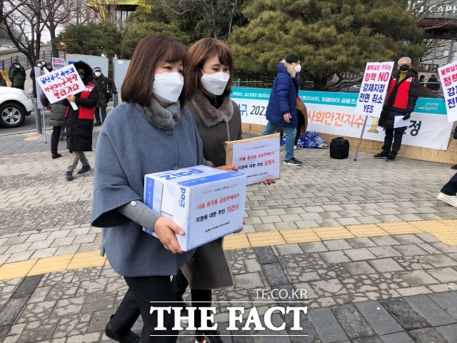 오정자 추진위 위원장(오른쪽)이 19일 소유주들의 의견서들을 수합해 용산구청에 제출하고 있다. /최승현 인턴기자