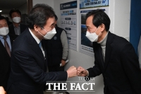  우상호 선거 캠프 찾은 이낙연 [포토]