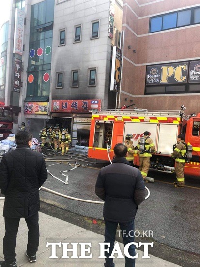 20일 오전 9시 47분께 전북 남원시 도통동의 한 상가건물 1층 창고에서 불이 났다. /독자제공