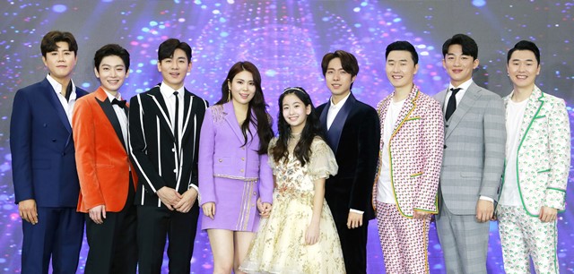 진해성(사진 맨 왼쪽)이 20일 밤 생방송으로 진행된 KBS2 예능 프로그램 트롯 전국체전에서 시청자 점수를 합산해 최종 우승자로 금메달을 차지했다. /포켓돌스튜디오 제공