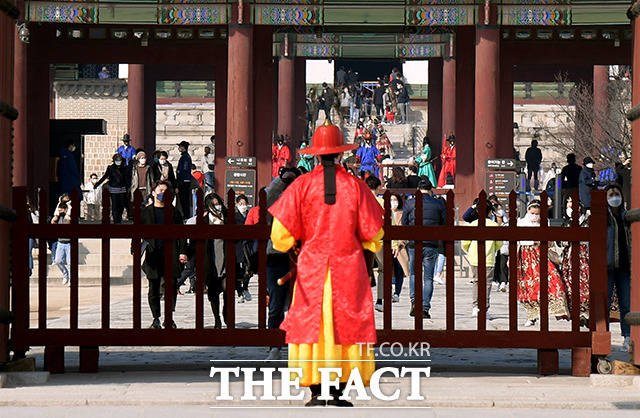 서울 최고기온이 17도를 기록하며 포근한 날씨를 보이고 있는 21일 오후 서울 종로구 경복궁에서 시민들이 나들이를 즐기고 있다. /이선화 기자
