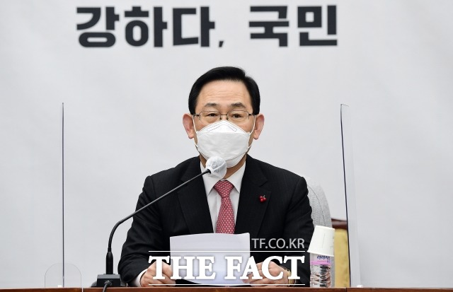 주호영 국민의힘 원내대표는 21일 문재인 대통령을 향해 퇴임 후 안전판 만들기에 골몰하느라, 현실 감각을 상실했다. 문 대통령은 집권 4년 만에 왕이 되어 버렸다고 비판했다. /남윤호 기자