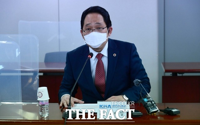 최대집 대한의사협회장은 김 의원 비판에 날강도지 국회의원인가라며 반박했다. 지난 1월 ‘코로나19 대응 및 백신 접종 계획 관련 국민의당-대한의사협회 간담회에 참석한 최 회장. /국회사진취재단