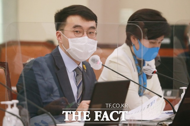 김남국 더불어민주당 의원은 21일 의사면허 취소법과 관련한 의협의 반발에 깡패라며 지적했다. 이에 최대집 의협회장은 날강도라고 반박했다. 지난해 국정감사에서 발언하는 김 의원. /이새롬 기자