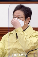  마스크 고쳐 쓰는 황희 [포토]