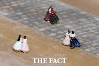  '한복입고 경복궁 나들이~' [포토]