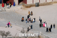 포근한 봄 날씨에 경복궁 찾은 시민들 [포토]