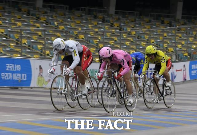 황승호(1번)가 류재열(7번)과 접전 끝에 1위로 결승선을 통과하며 2021년 첫 특선급 결승에서 우승을 차지했다./기금조성총괄본부 제공