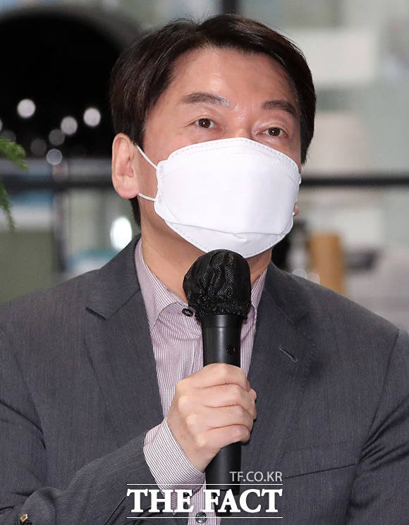 안철수 국민의당 대표는 22일 아스트라제네카(AZ)의 신종 코로나바이러스 감염증(코로나19) 백신을 먼저 맞겠다고 밝혔다. /국회사진취재단