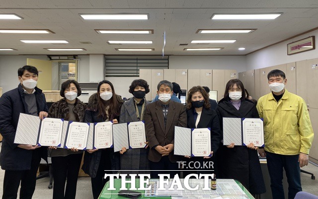 익산시가 부동산 시장 불법거래 근절을 위해 지난 19일 한국공인중개사협회 익산지회와 협의해 개인공인중개사 6명을 모니터링단으로 위촉했다. /익산시 제공