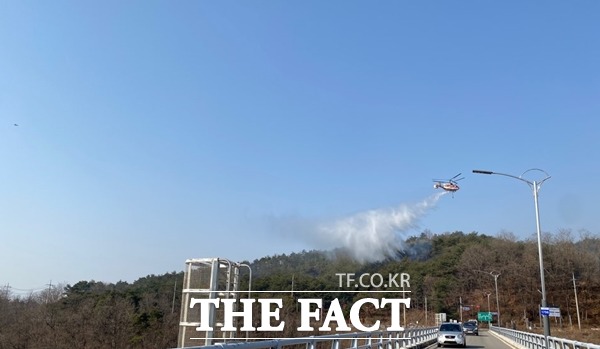 21일 오후 3시20분경 안동시 임동면 망천리 산341 일원에 발생한 산불을 진화하기 위해 산림청 헬기가 물을 뿌리고 있다./안동=오주섭기자