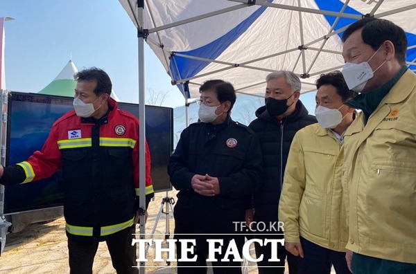 21일 경북도청 환경산림자원국 조광래국장이 오후 3시20분경 안동시 임동면 망천리 산341 일원에서 발생한 산불 현황을 경북도의회 고우현의장에게 브리핑을 하고 있다./안동=오주섭기자