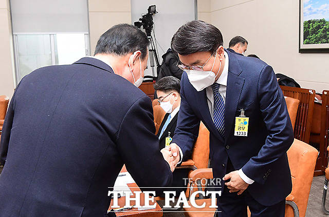 최정우 포스코 회장(오른쪽)이 22일 서울 여의도 국회에서 열린 환경노동위원회 산업재해관련 청문회에 출석해 박덕흠 무소속 의원과 악수하고 있다.