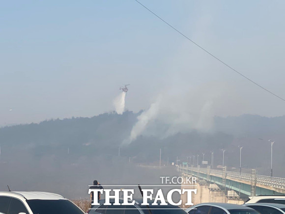 경북 안동시 임동면 망천리 산341번지 일원에서 21일 오후 3시경 발생한 산불을 소방당국이 22일 해가 뜸과 동시에 헬기를 동원해 진화중이지만 연기가 자욱해 진화에 어려움을 겪고있다. 안동 산불 현장에 불길을 잘 보이지 않고 연기만 안개처럼 자욱하다./ 안동 = 오주섭 기자