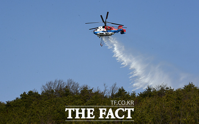 22일 오후 경북 안동시 임동면 인근 야산에 산불이 발생한 가운데 소방헬기들이 진화작업에 나서고 있다. /안동=이동률 기자