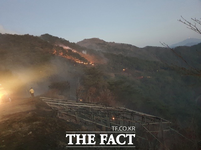 경남 하동군 악양면 미점리 구재봉에서 발생한 산불 진화작업이 이틀째 이어지고 있다. /하동군 제공