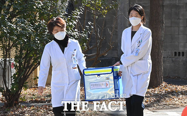 서울 중구 국립중앙의료원 종합암예방접종센터에서 지난 9일 열린 백신 접종 모의 훈련에서 의료진들이 백신을 옮기고 있다. /더팩트 DB