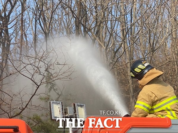 21일 오후 3시20분경 안동시 임동면 망천리 산341 일원에 발생한 산불을 소방대원이 민가와 주유소로 퍼지는 저지하기 소방호수로 물을 뿌리며 사투를 벌이고 있다./안동=오주섭기자
