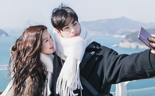 극 중 차은우(오른쪽)는 문가영과 커플로 연기 호흡을 맞췄다. /tvN 제공