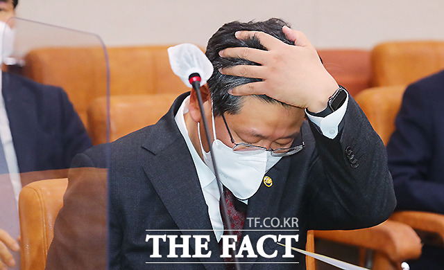 이용구 법무부 차관이 22일 서울 여의도 국회에서 열린 법제사법위원회 전체회의에 참석해 땀을 닦고 있다. /국회=뉴시스