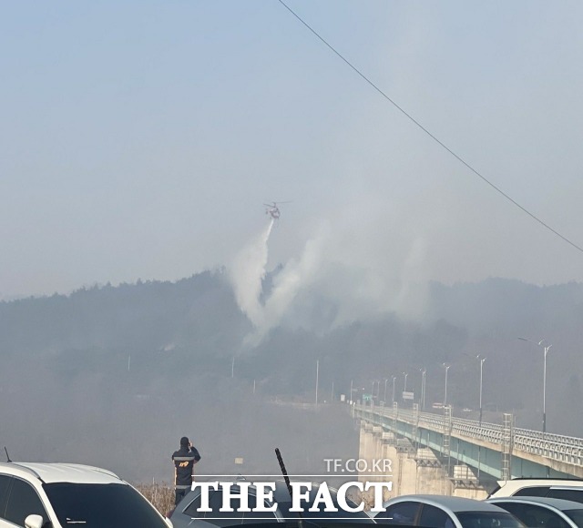 안동에서 소방헬기가 산불을 진화하고 있다/안동=김서업 기자