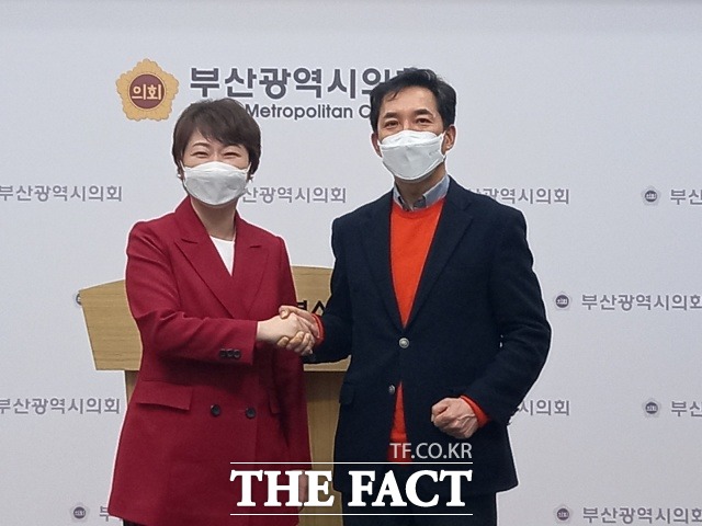 오는 4월 7일 부산시장 보궐선거에 출마한 국민의힘 이언주·박민식 후보가 22일 오전 부산시의회 브리핑룸에서 기자회견을 열고 ‘양자 단일화’를 선언했다. /부산=조탁만 기자